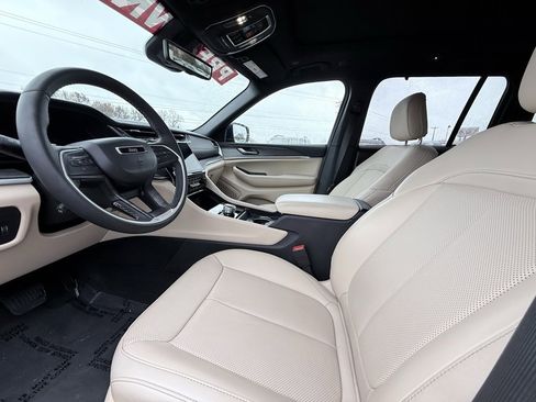 Used 2024 Jeep Grand Cherokee Limited w/ Luxury Tech Group II image 9