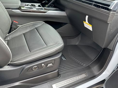 New 2026 Cadillac Escalade ESV Luxury w/ LPO, Floor Liner Package image 19