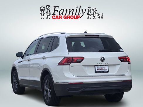 Used 2023 Volkswagen Tiguan SE w/ Panoramic Sunroof Package FWD image 3