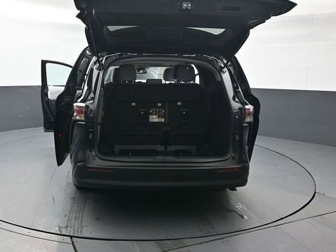 Used 2025 Toyota Sienna LE image 57
