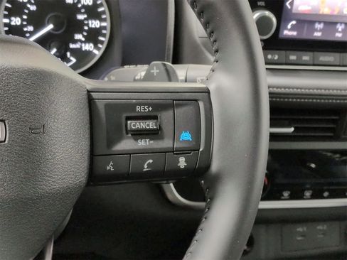 Used 2025 Nissan Rogue SV image 25