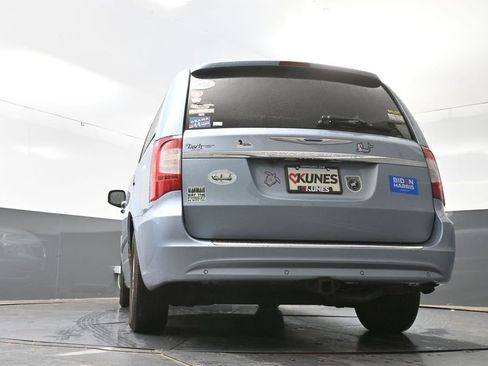 Used 2013 Chrysler Town & Country Touring-L w/ Driver Convenience Group FWD image 31