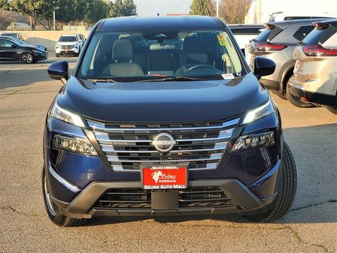 Used 2024 Nissan Rogue SV image 3
