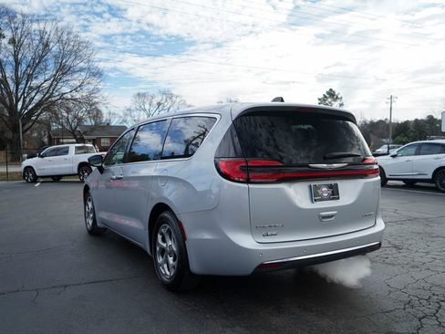 Used 2024 Chrysler Pacifica Limited image 3