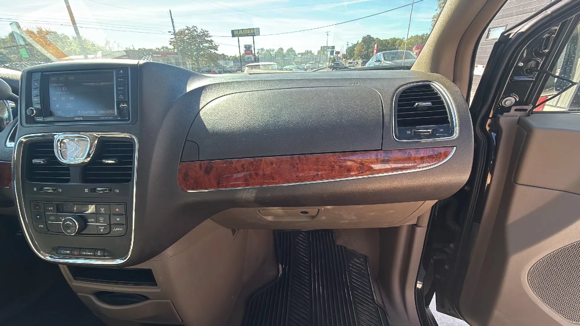 Used 2014 Chrysler Town & Country Touring FWD image 23