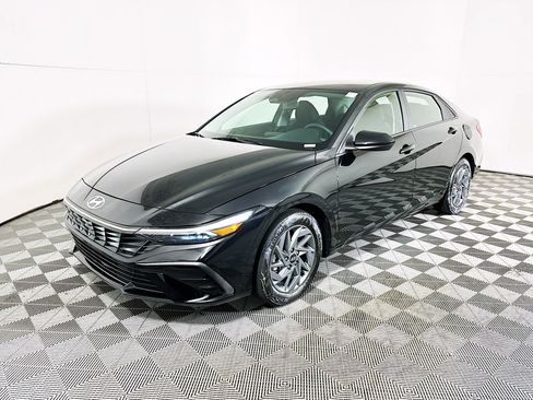Used 2024 Hyundai Elantra Blue FWD image 7