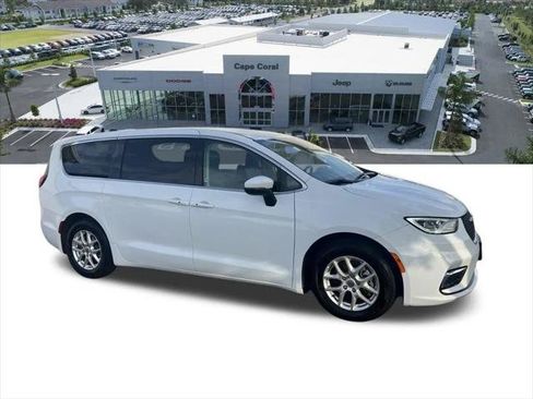 Certified 2023 Chrysler Pacifica Touring-L FWD image 4