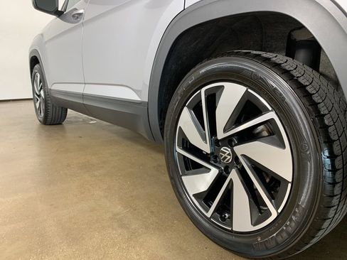 Used 2024 Volkswagen Atlas SE AWD/4WD image 17