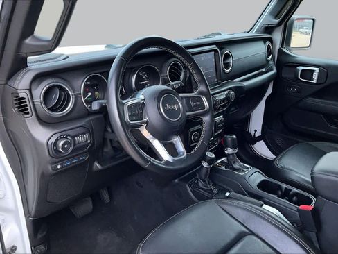 Used 2022 Jeep Wrangler Unlimited Sahara w/ Cold Weather Group AWD/4WD image 16
