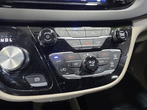 Used 2024 Chrysler Pacifica Touring-L FWD image 24