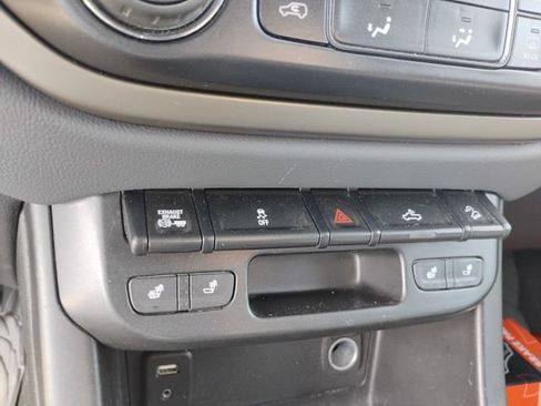 Used 2018 Chevrolet Colorado Z71 AWD/4WD image 18