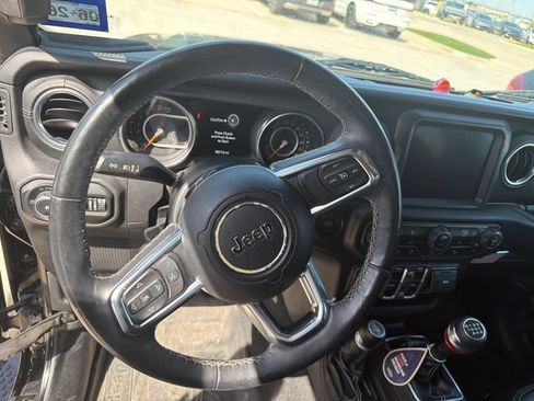 Used 2018 Jeep Wrangler Unlimited Sahara AWD/4WD image 2