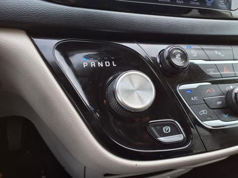 Used 2017 Chrysler Pacifica Touring-L w/ Tire & Wheel Group image 14