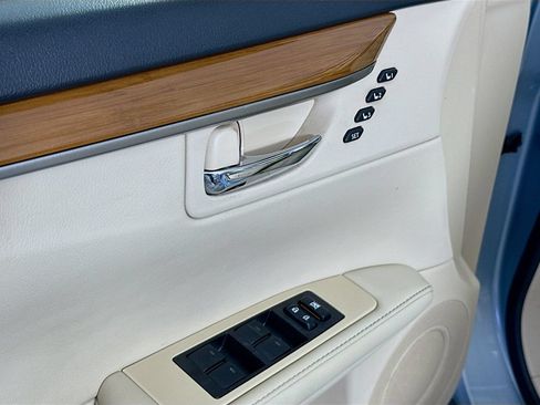 Used 2014 Lexus ES 300h w/ Luxury Package w/Bamboo Trim FWD image 18