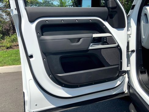 Used 2024 Land Rover Defender 110 S image 21