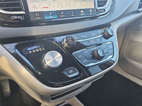Used 2023 Chrysler Pacifica Touring-L FWD image 11