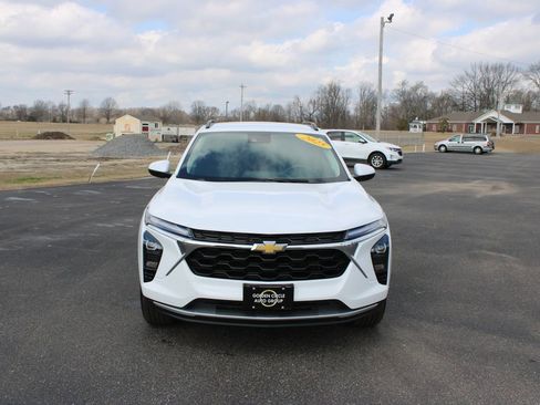 Used 2025 Chevrolet Trax LT image 3