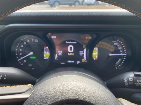 Used 2024 Jeep Wrangler Unlimited image 17