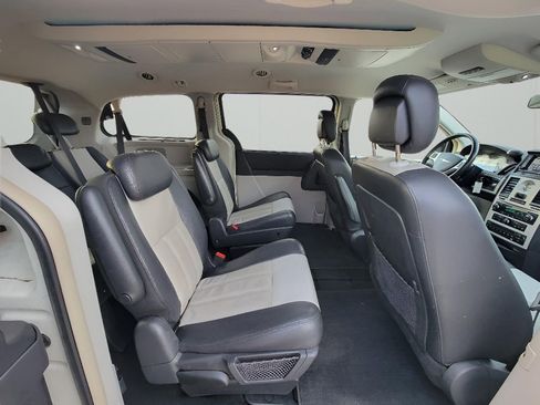 Used 2010 Chrysler Town & Country Touring Plus w/ Premium Group image 33