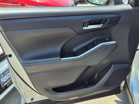 Used 2024 Toyota Highlander XLE FWD image 13