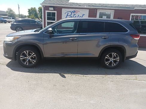 Used 2019 Toyota Highlander LE AWD/4WD image 2