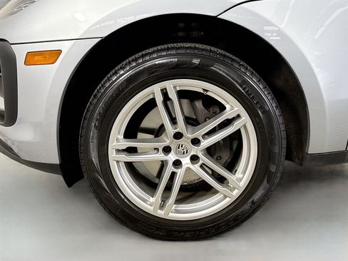 Certified 2022 Porsche Macan image 30