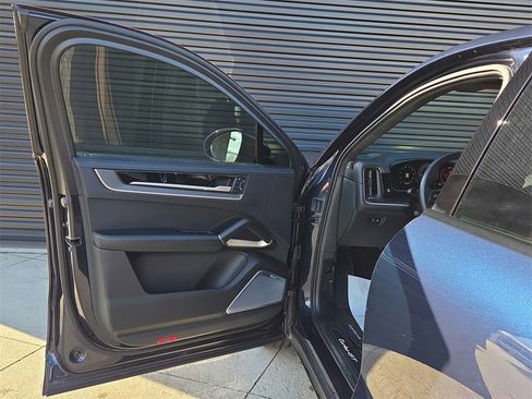 Used 2024 Porsche Cayenne Turbo GT image 6