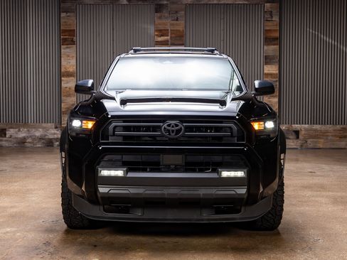 Used 2025 Toyota 4Runner SR5 image 2