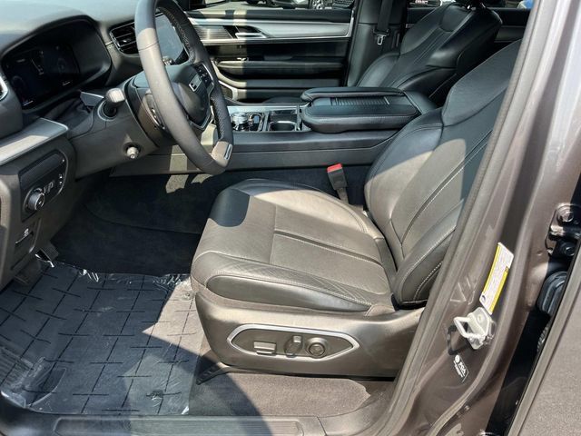 Used 2023 Jeep Wagoneer Series II AWD/4WD image 28