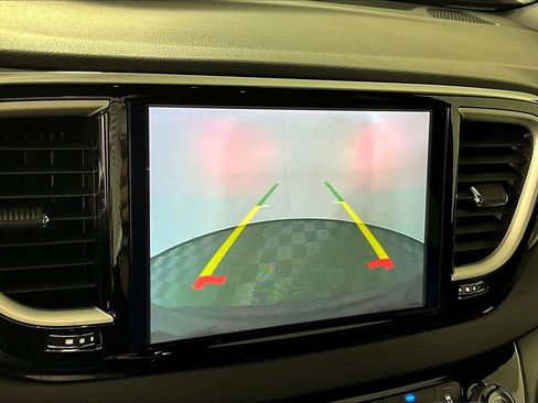 Used 2025 Chrysler Pacifica Select FWD image 13