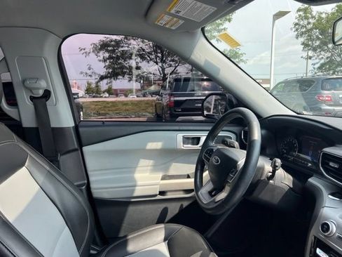 Used 2022 Ford Explorer XLT w/ Equipment Group 202A AWD/4WD image 37