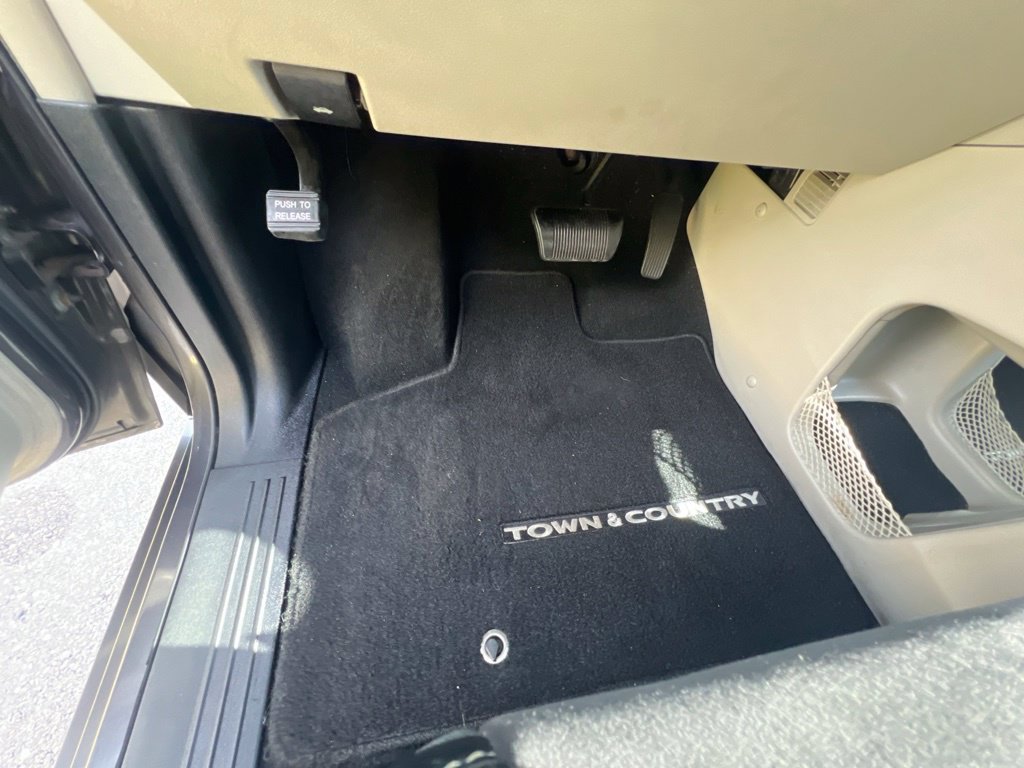 Used 2014 Chrysler Town & Country Touring-L FWD image 43
