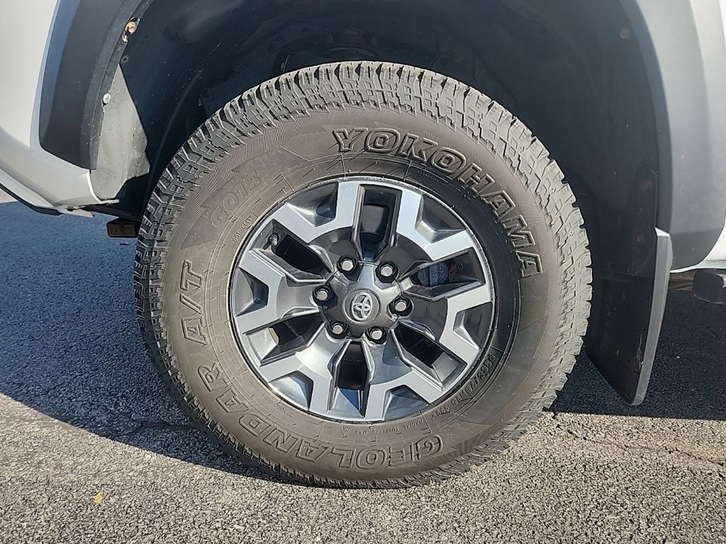 Used 2018 Toyota Tacoma TRD Off-Road AWD/4WD image 10