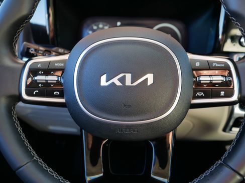 Certified 2023 Kia Sorento SX image 25