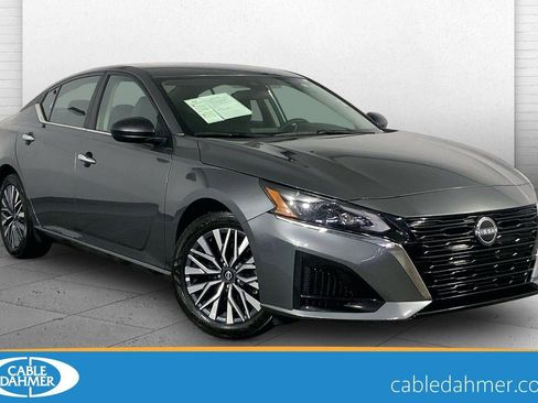 Used 2025 Nissan Altima 2.5 SV FWD image 1
