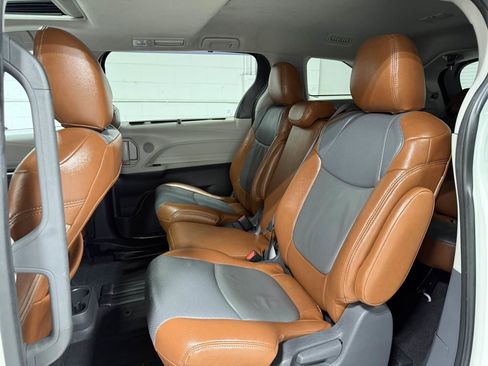 Used 2021 Toyota Sienna LE w/ LE Plus Package image 19
