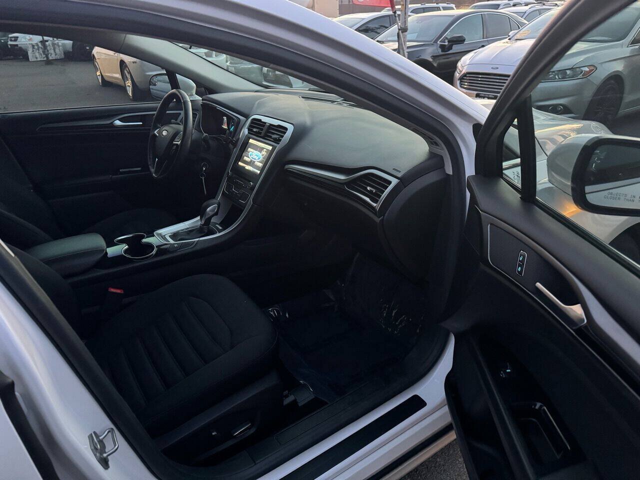 Used 2016 Ford Fusion SE FWD image 15