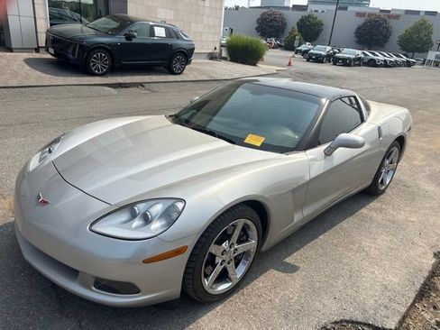 Used 2006 Chevrolet Corvette Coupe w/ Performance Package RWD image 2