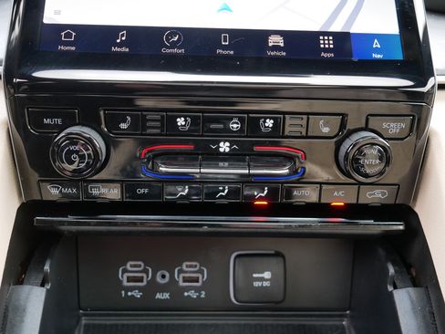 Used 2024 Jeep Grand Cherokee Limited w/ Luxury Tech Group II image 31