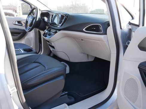 Used 2024 Chrysler Pacifica Touring-L image 19