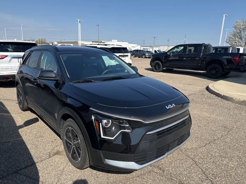 Used 2023 Kia Niro EX image 6