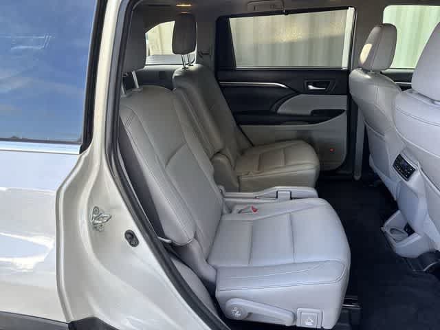 Used 2015 Toyota Highlander Limited Platinum FWD image 19
