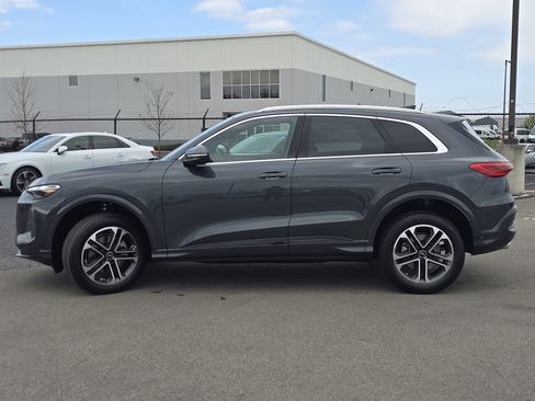 Certified 2025 Audi Q5 Premium w/ Convenience Package image 4