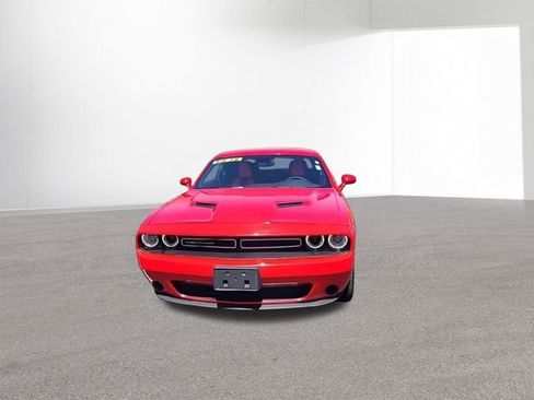 Used 2016 Dodge Challenger SXT image 3