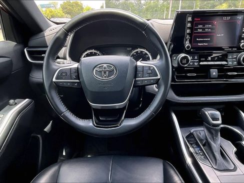 Used 2022 Toyota Highlander XSE FWD image 6