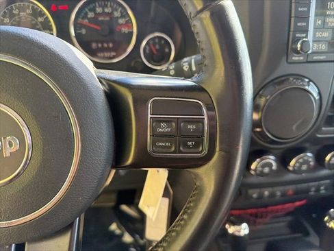 Used 2017 Jeep Wrangler Unlimited Rubicon image 15