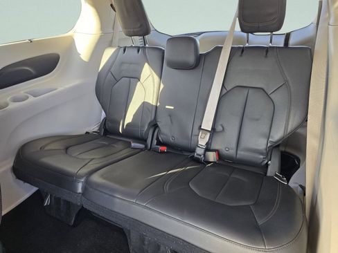 Used 2018 Chrysler Pacifica Touring-L FWD image 30