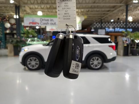 Used 2023 Ford Explorer XLT w/ Equipment Group 202A image 4