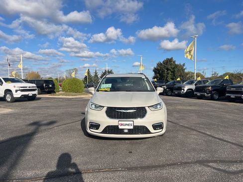 Used 2021 Chrysler Pacifica Touring-L image 2