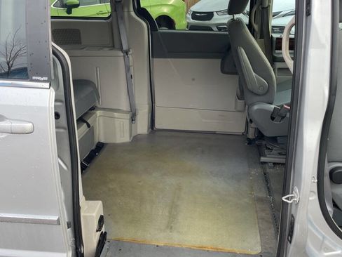 Used 2010 Chrysler Town & Country Touring w/ Trailer Tow Group image 29